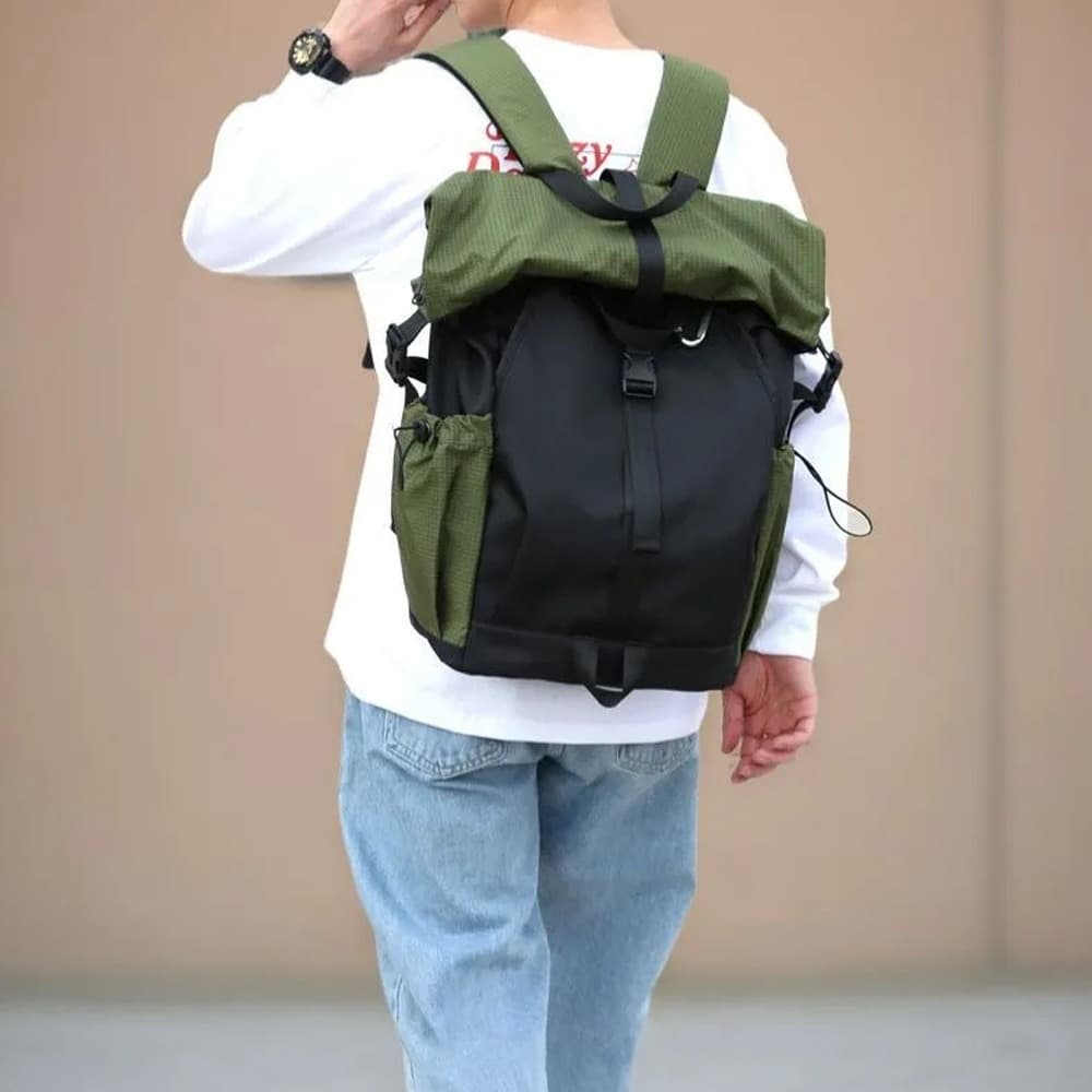 Carryingagreenmultifunctionalbackpack